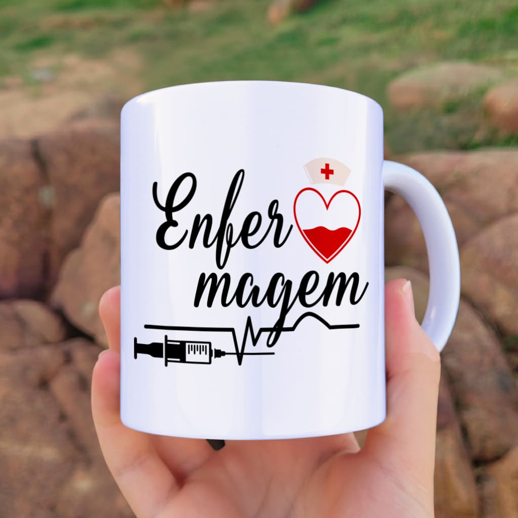 Arte digital para caneca enfermagem com desenho de batimento cardíaco e elementos médicos