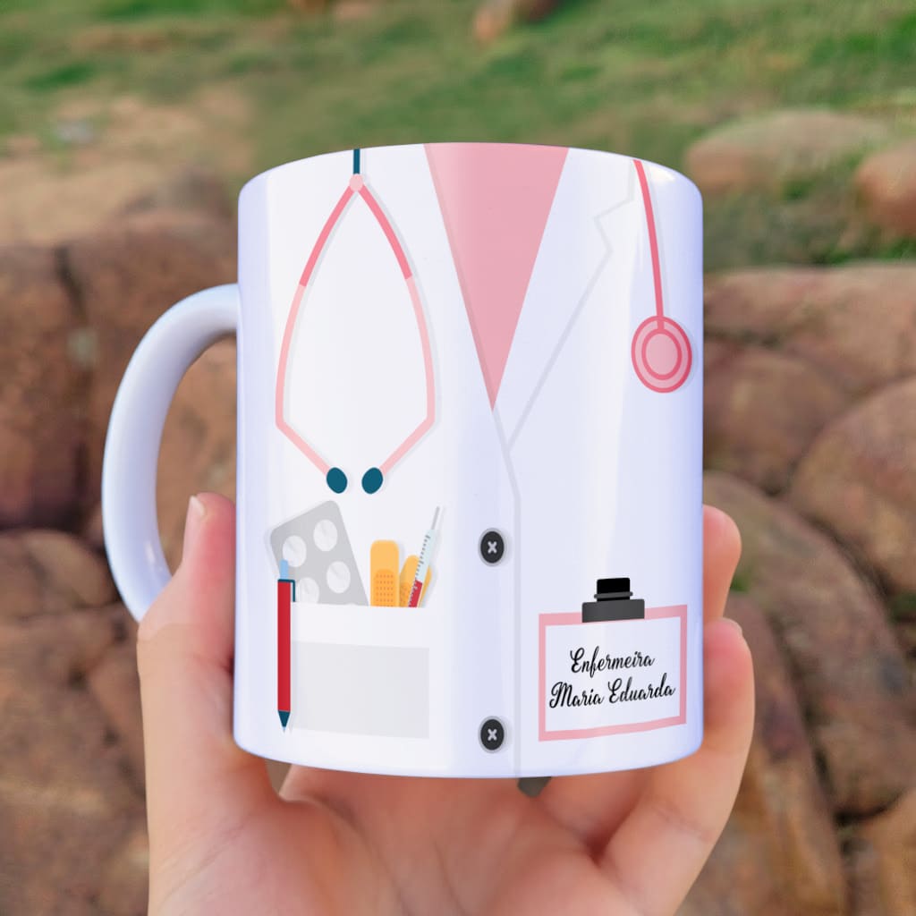 Arte digital para caneca enfermagem com desenho de jaleco de enfermeira e espaço para personalização de nome
