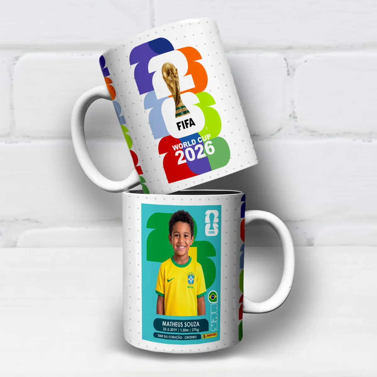 arte para caneca figurinha copa do mundo 2026 com moldura personalizável para foto, nome, time e dados, estilo álbum colecionável, visual colorido