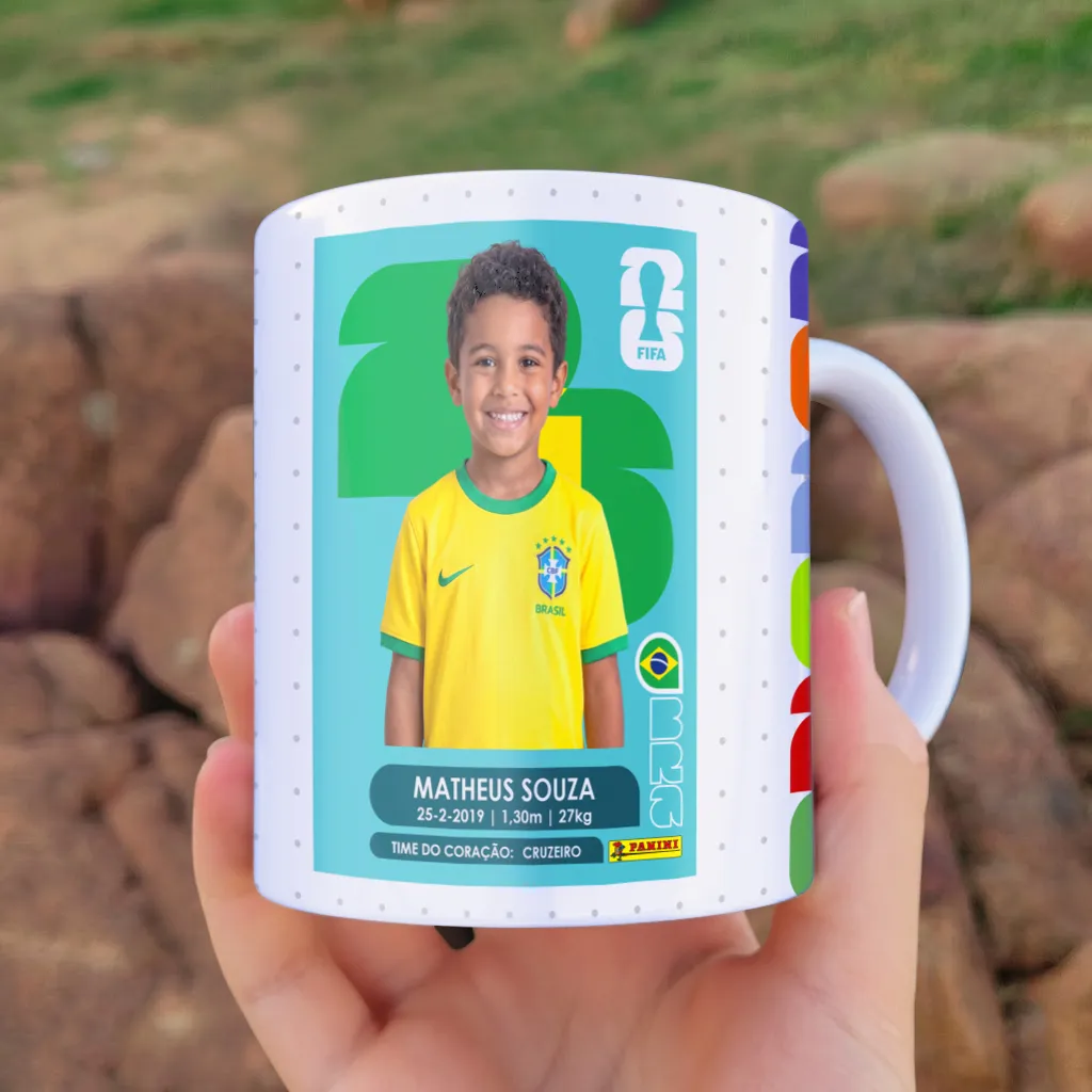 arte para caneca figurinha copa do mundo 2026 com moldura personalizável para foto, nome, time e dados, estilo álbum colecionável