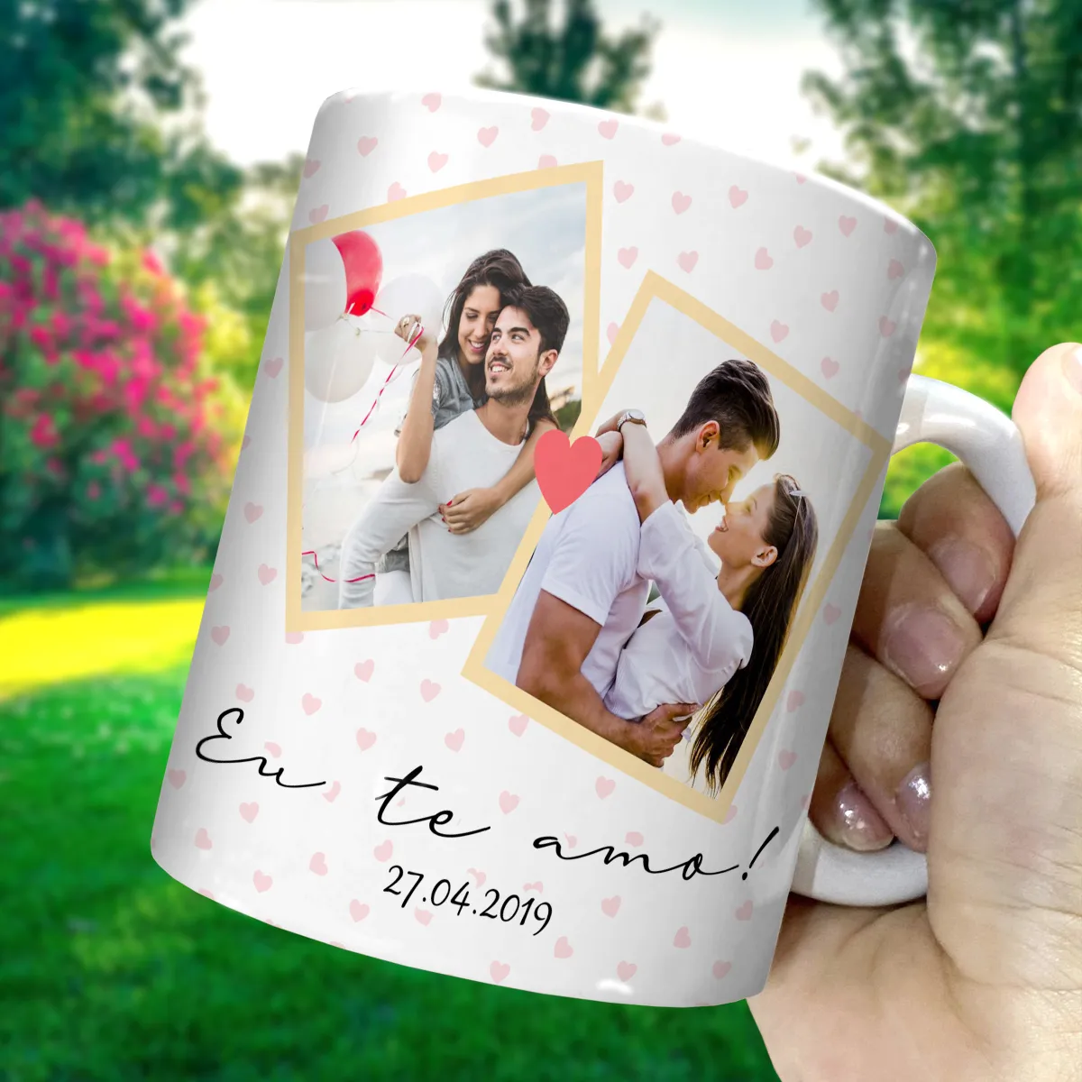 arte para caneca namorados você me faz tão bem, fundo claro, corações suaves e espaço para fotos e data