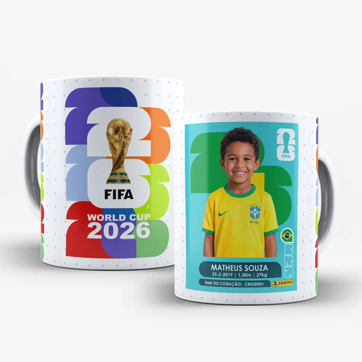 arte para caneca figurinha copa do mundo 2026 com moldura personalizável para foto, nome, time e dados, estilo álbum colecionável, visual colorido