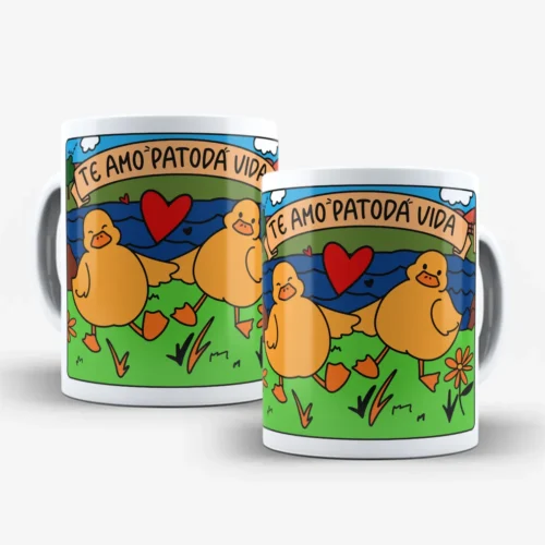 arte para caneca te amo patoda vida com dois patinhos à beira de lago, coração vermelho e cenário com flores, céu e nuvens