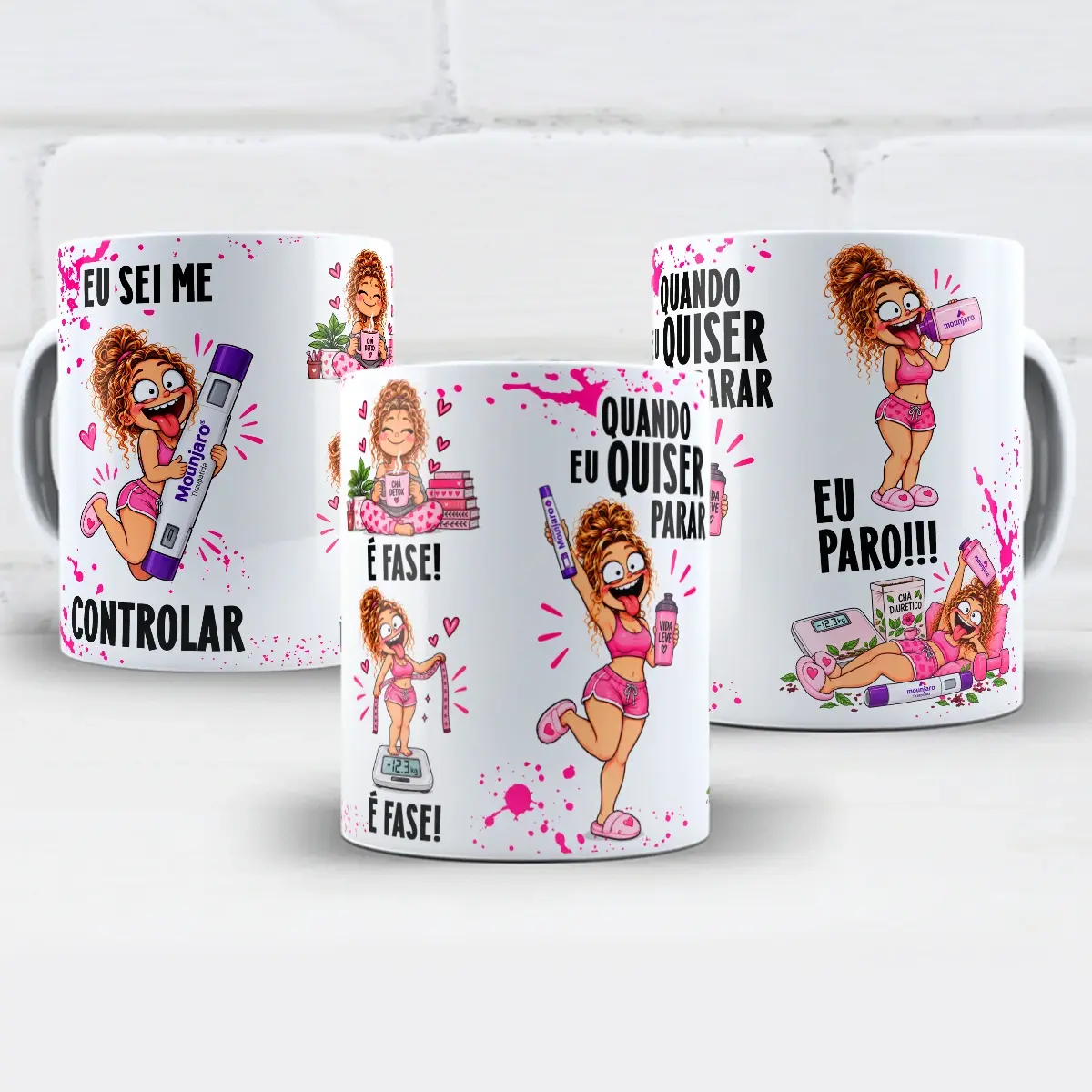 arte para caneca eu sei me controlar é fase mounjaro menina com personagens femininas de cabelo cacheado em cenas de emagrecimento, caneta mounjaro, balança, fita métrica, chá detox, respingos rosa e frases de humor
